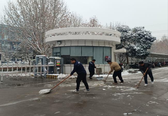 掃雪除冰我先行，冰雪更映黨旗紅